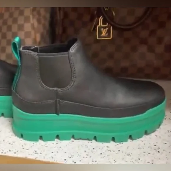 New UGG Waterproof Leather Booties with wool lining 894mn - Picture 10 of 11